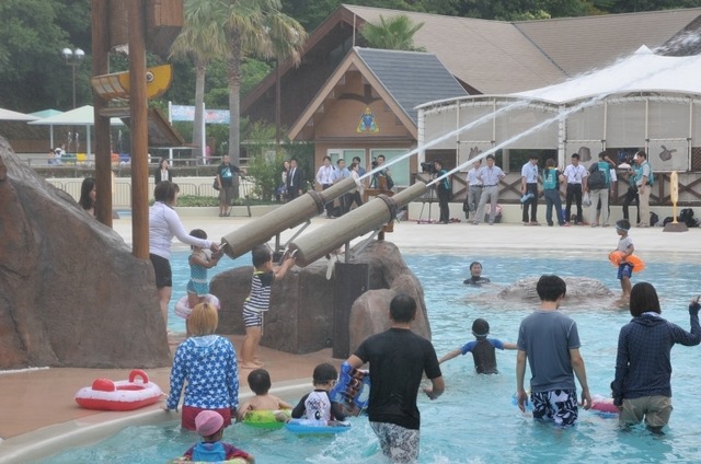 山、川、滝があり、いろいろな水遊びができるアドベンチャープール