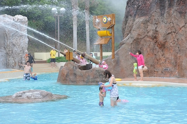 山、川、滝があり、いろいろな水遊びができるアドベンチャープール