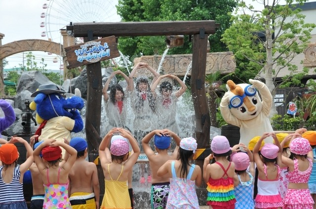 フォトセッションコーナー「びしょぬれクールタイム」。まずはお姉さんが見本を見せて・・・