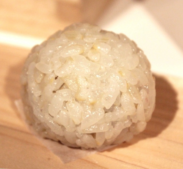 春華堂の「五穀おはぎ はるごと／玄米」（1個・194円／nicoe店限定商品）
