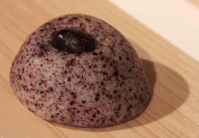 「五穀まんじゅう いつくさ／黒米酒」（1個・216円／nicoe店限定商品）