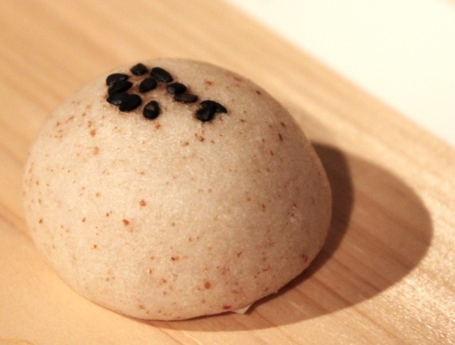 「五穀まんじゅう いつくさ ／たかきび塩糀」（1個・216円／nicoe店限定商品）