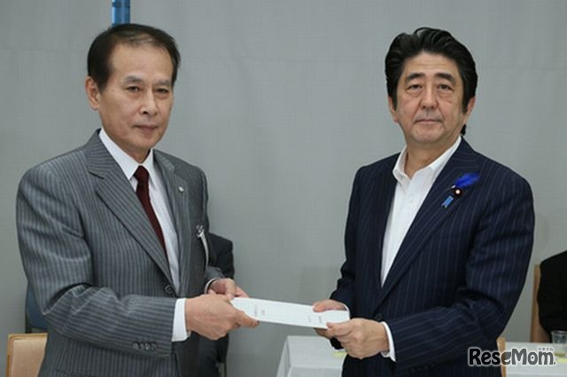 第五次提言書を受け取る安倍首相（右）