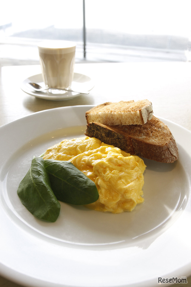 オーガニックスクランブルエッグw/トースト