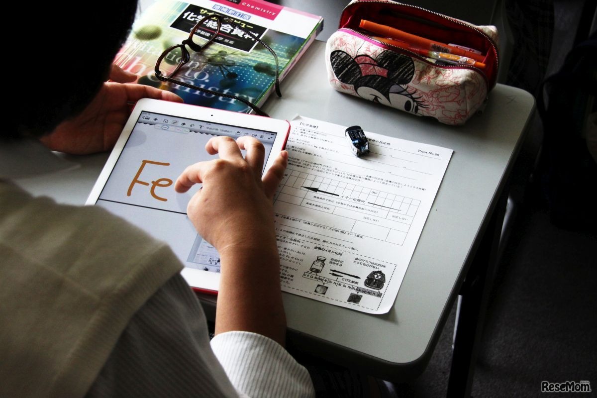 タブレットに手書きやキーパッド入力でノートをとる生徒も