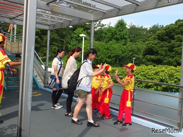 笑顔でゲストに挨拶