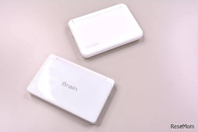 デザインもスタイリッシュに変更（手前が2014年モデル）