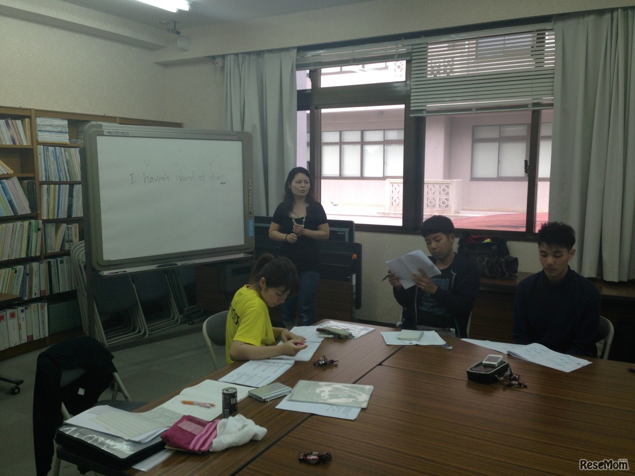 講師の新城奈々氏、授業は振り返りから始まる