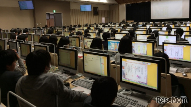 2014 年新島学園中学校・高等学校、すらら授業の様子