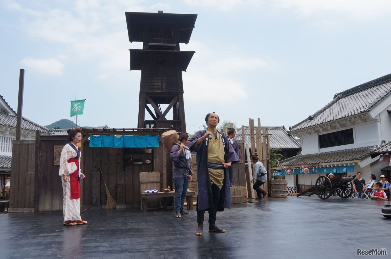 屋外ステージでは爆発シーンなどがあるアクションショーが行われる