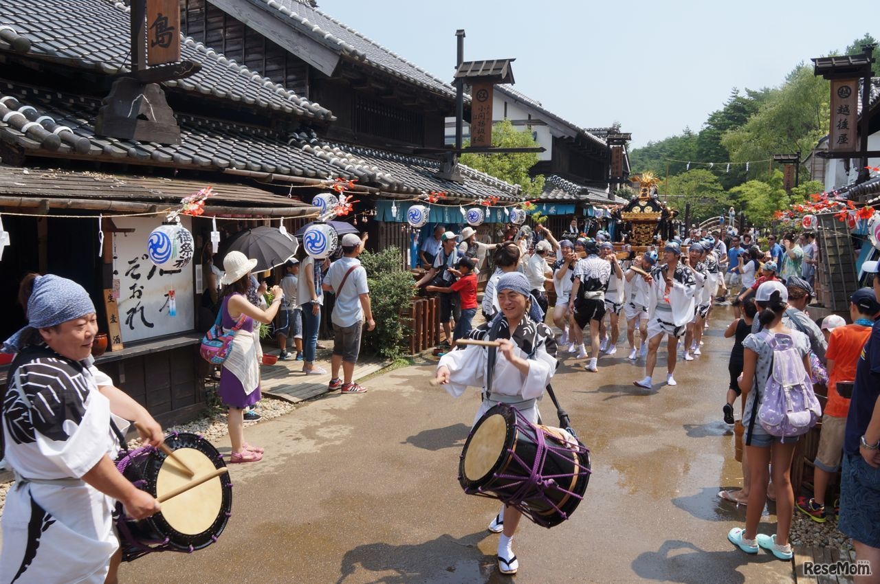 夏休み限定のイベント「水掛神輿渡御」