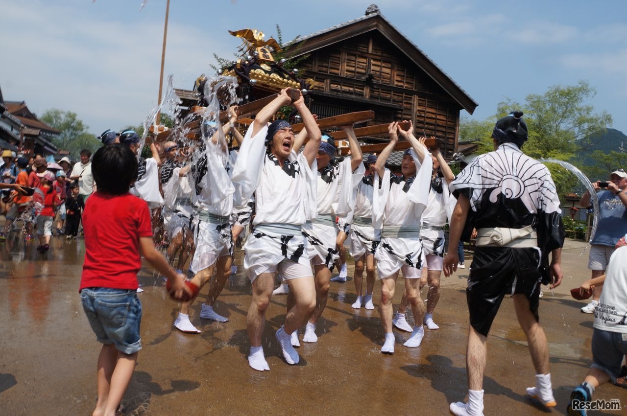 御神輿に向かって水掛する黎くん