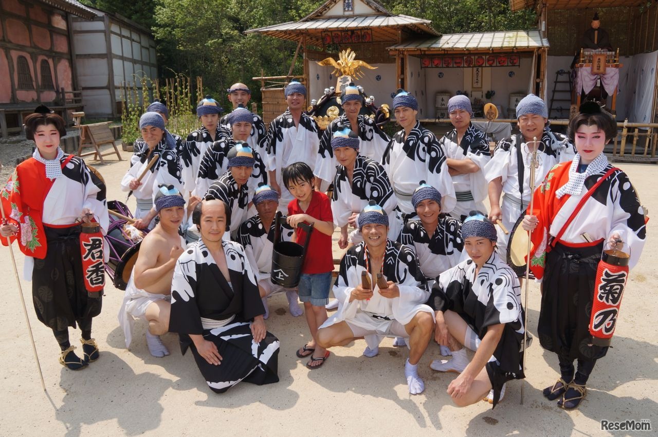 御神輿を担いだ人達との記念撮影