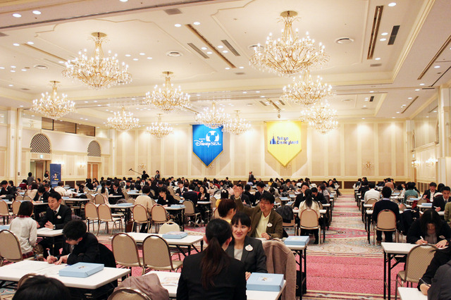 ディズニーの「真夏のキャスト大面接祭り」（※イメージ写真）