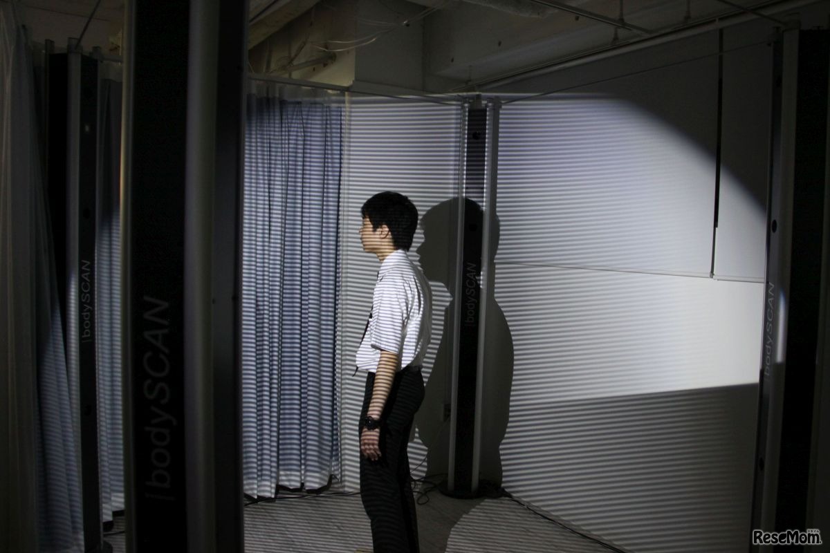 ケイズデザインラボの人体スキャナーを体験する生徒