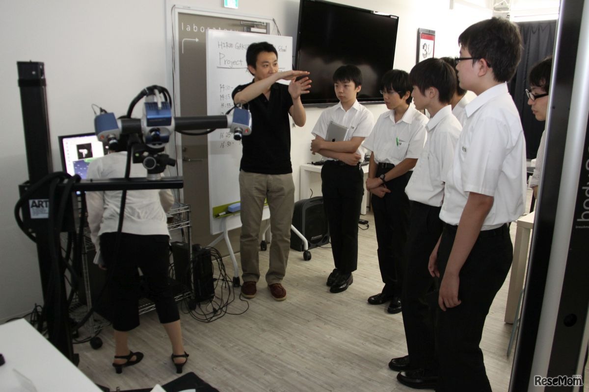 スタッフの説明を受けながらスキャニングを体験