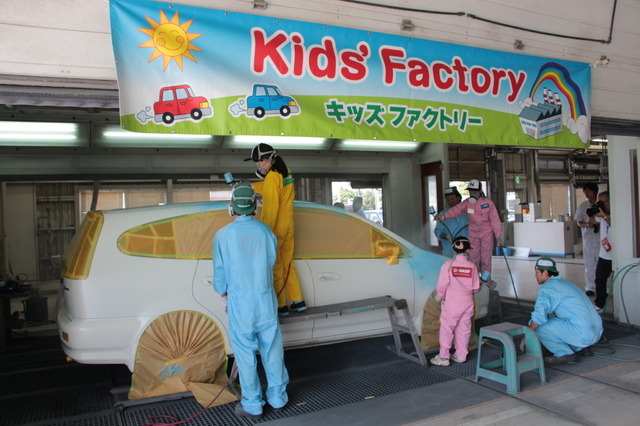 水性絵の具とスプレーガンでクルマを塗装