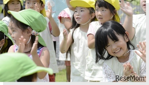 クリティア体操をする四季の杜保育園の園児