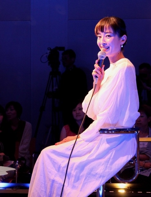 トーク中の宮沢りえ