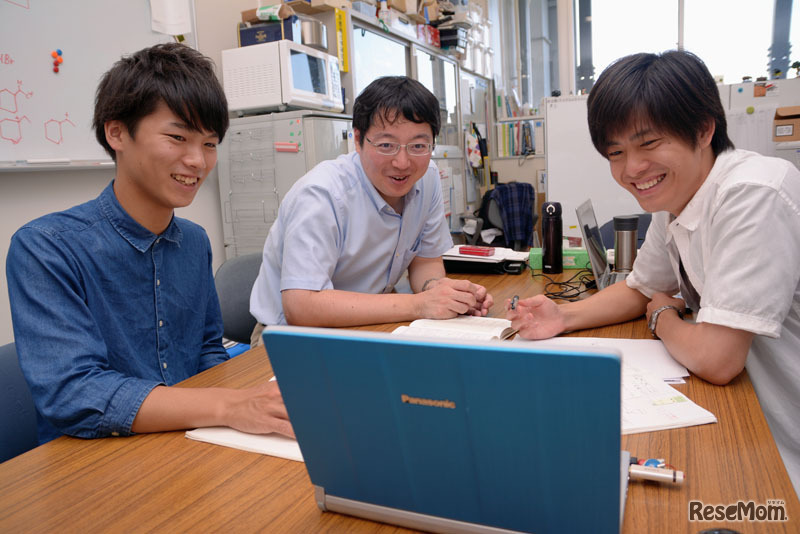 研究室の本多先生と学生たち