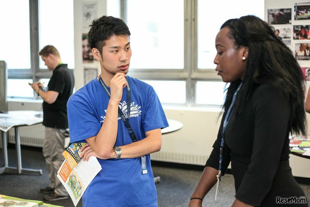 参加者の活動内容に耳を傾ける