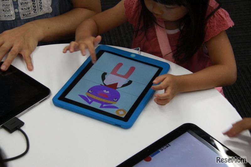 入賞作品を楽しむこどもたち