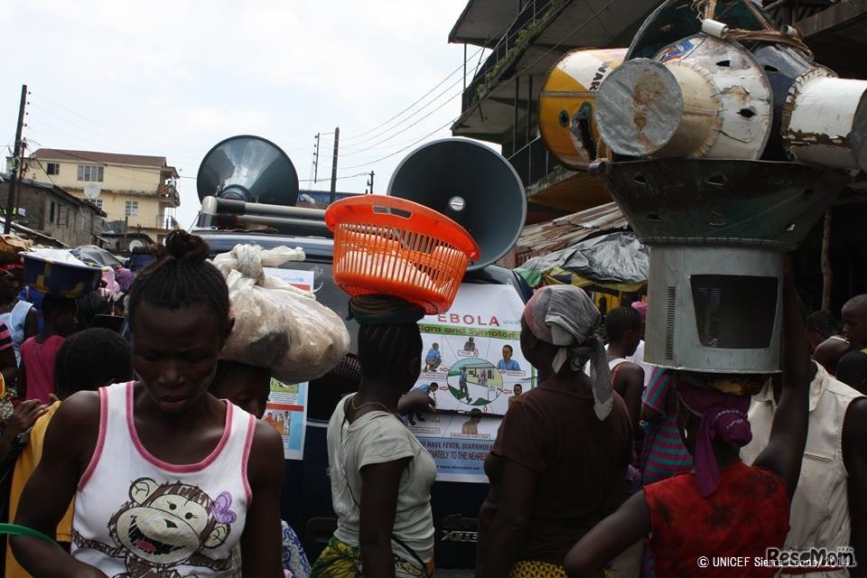 車にエボラに関する啓発ポスターを貼り、情報を広める