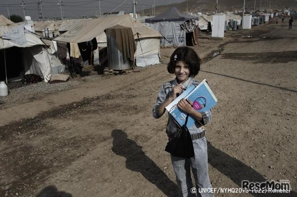 シリア難民のためのテントの学校に登校する女の子（イラク）