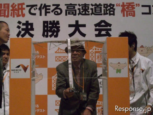 新聞紙で作る高速道路（橋）コンテスト（写真：2010年大会の様子）