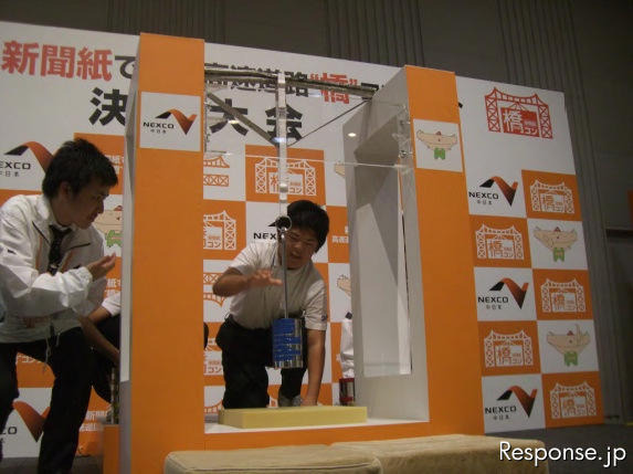 新聞紙で作る高速道路（橋）コンテスト（写真：2010年大会の様子）