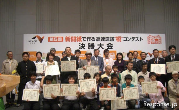 新聞紙で作る高速道路（橋）コンテスト（写真：2010年大会の様子）