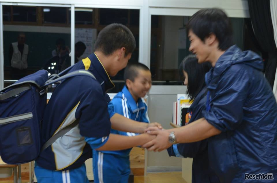 スリーデイズ・プロジェクト。都内から来た大学生ボランティアが生徒の宿題を手伝う