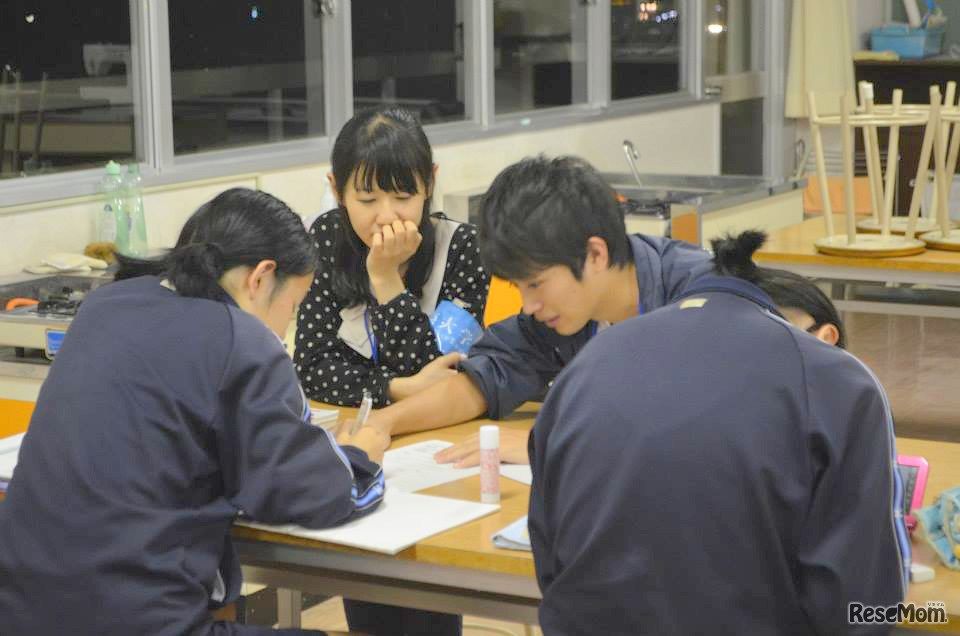下野高平さん（右奥）