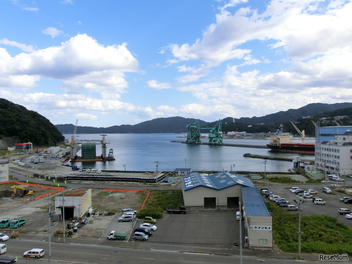 現在の岩手県釜石市。駐車場となっているところは、建造物が流れたところだという