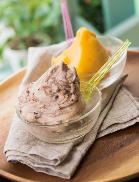 アクオリーナの茂垣綾介とアリーチェ・ヴィニョーリがアイデアを出し合って完成させたジェラート