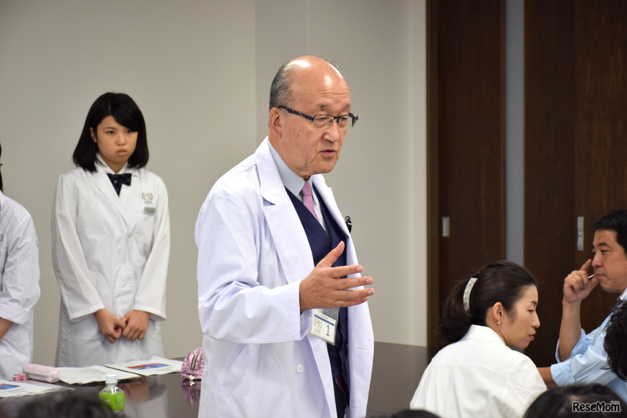 カンファレンスについて説明する長村氏