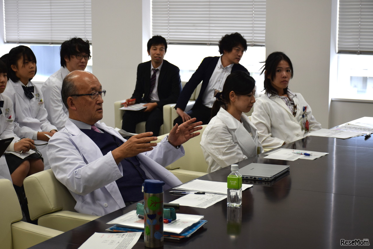 カンファレンスで質問をする長村氏