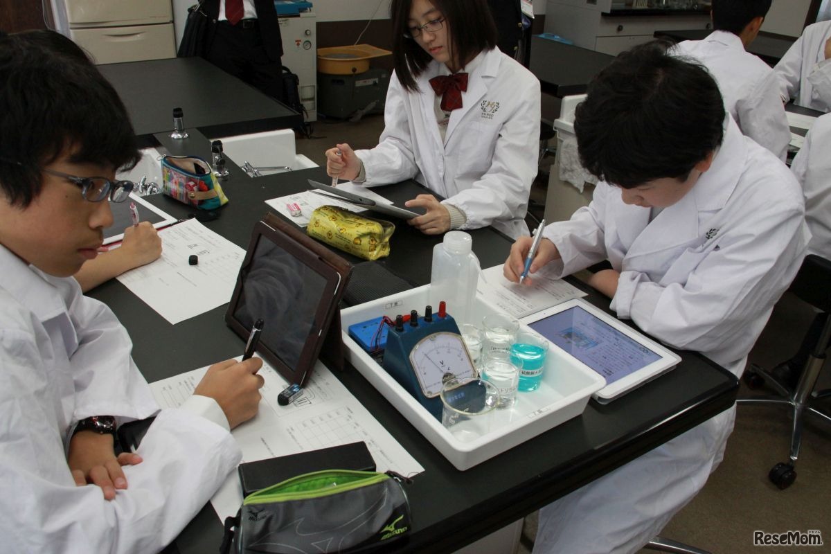 中学2年の理科、化学電池実験中