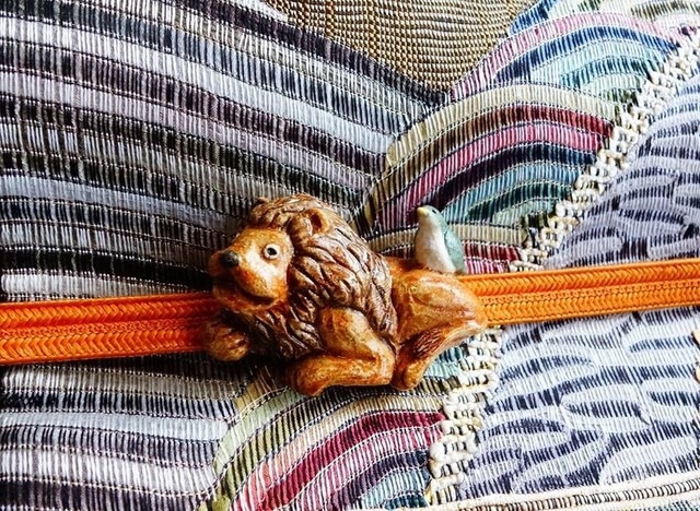 ガチャガチャの中には「陶ブローチ兼帯留め」が入っている