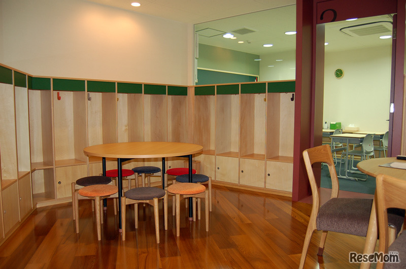 家にいるときのような居心地の良さを追求し、インテリアにもこだわっている。個々に収納スペースも用意されている