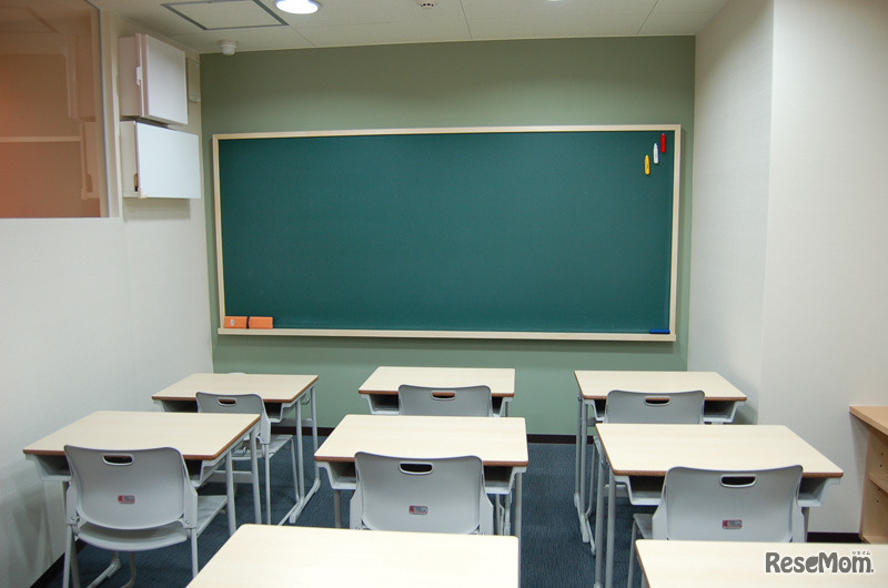 7～8人が一緒に勉強できる広さの教室が2つ用意されている