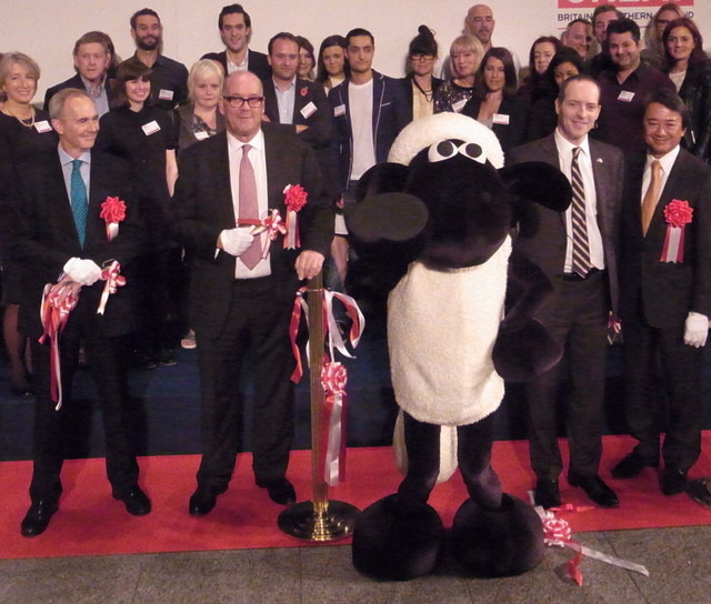 丸ビル1階マルキューブで行われた初日のテープカットにはひつじのショーンも登場