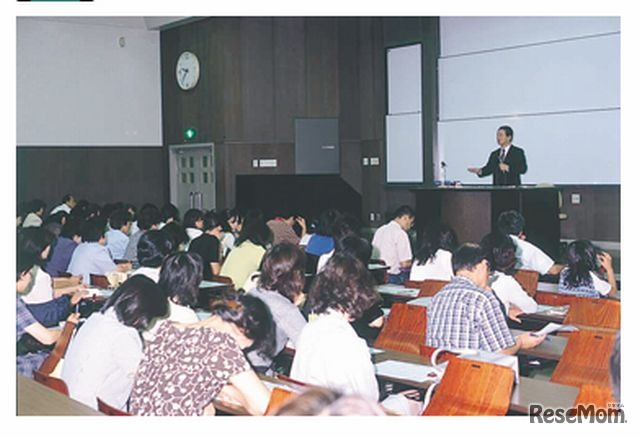 テスト会場で実施される「父母会」