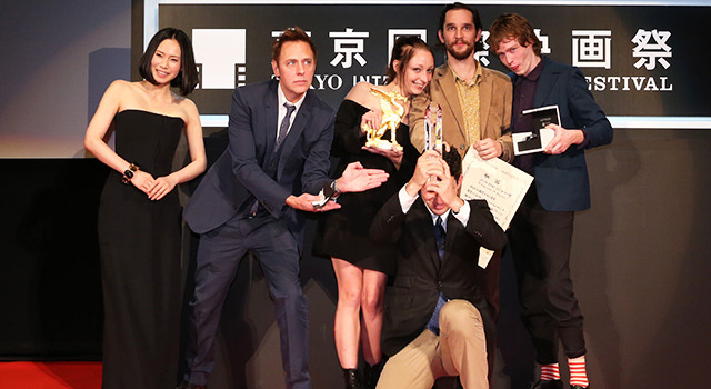 左から、中谷美紀＆ジェームズ・ガン監督＆ジョシュア・サフディ＆ベニー・サフディ監督＆アリエル・ホームズ＆ケイレブ・ランドリー・ジョーンズ（『神様なんてくそくらえ』）／第27回東京国際映画祭クロージングセレモニー (C) 2014 TIFF