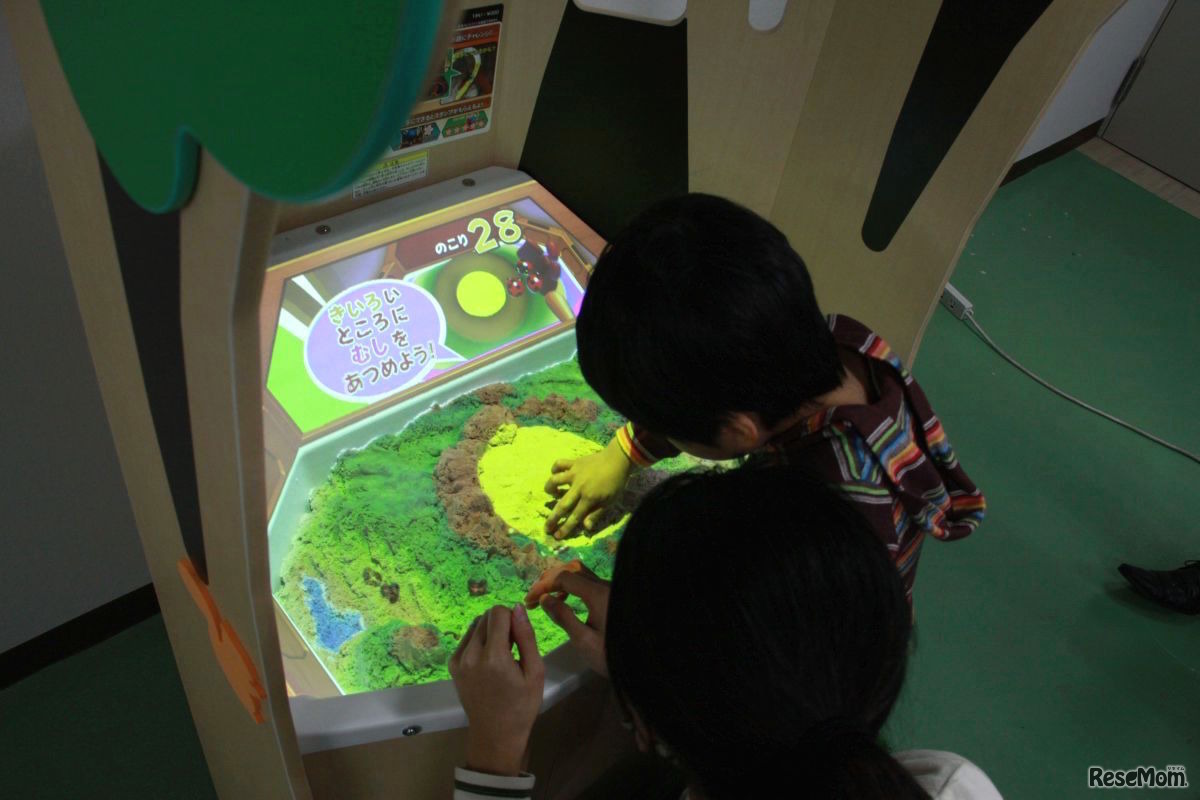 頭上のカメラによって砂の凹凸や手の動き（操作）を検知