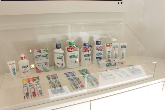 壁面モニターの下には、オーラルケア用品を展示
