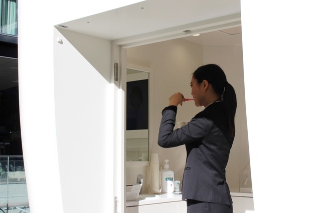 イメージモデルが、女性用の「G・U・M CUBE」内で、歯をみがいている様子