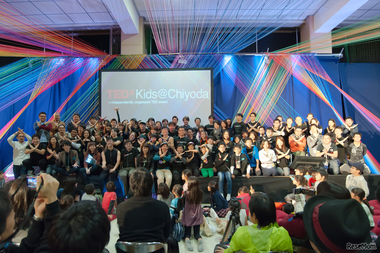 登壇者とボランティアスタッフら一同