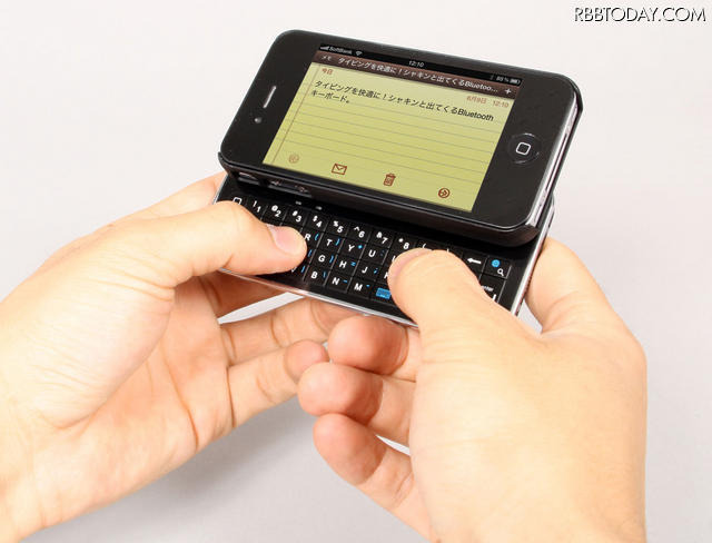 iPhone 4用キーボード付きケース、サンコー 「スライド式iPhone4キーボードケース」（型番：SLKCFIP4）のキーボード入力のイメージ（iPhone 4は別売）