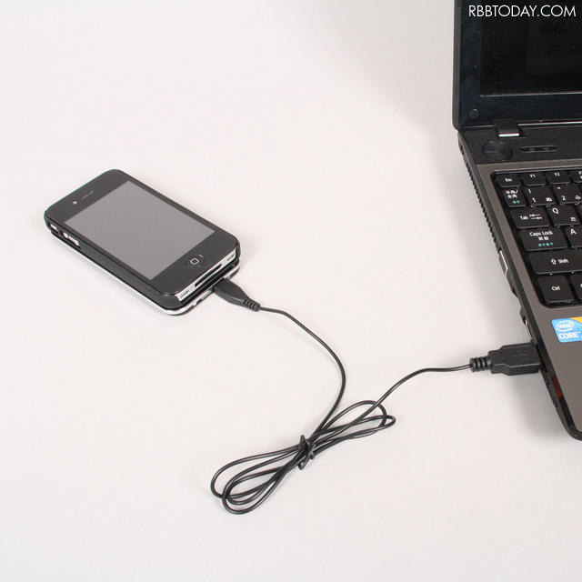 PCと接続した充電イメージ（iPhone 4は別売） PCと接続した充電イメージ（iPhone 4は別売）